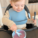Peuter gebruikt de Thorn kom met zuignap voor zelfstandig eten, minimaliseert knoeien tijdens de maaltijd.