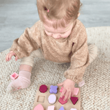 Kind geniet van veilig en educatief spel met fluisterspeelgoed puzzelmat.
