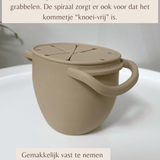 Mabebi grabbel kom met handige handvaten die ideaal zijn voor kleine kinderhandjes.
