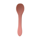 Close-up van de ergonomische grip op onze siliconen lepel, ontworpen voor de kleine handjes van peuters.