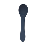Close-up van de ergonomische grip op onze siliconen lepel, ontworpen voor de kleine handjes van peuters.
