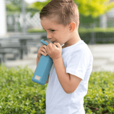 Kindje dat gebruik maakt van de blauwe drinkfles