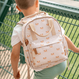 Kleuterrugzak met de beertjes op de rug van een kleuter.