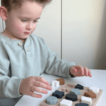 Kind geniet van veilig en educatief spel met fluisterspeelgoed puzzelmat.