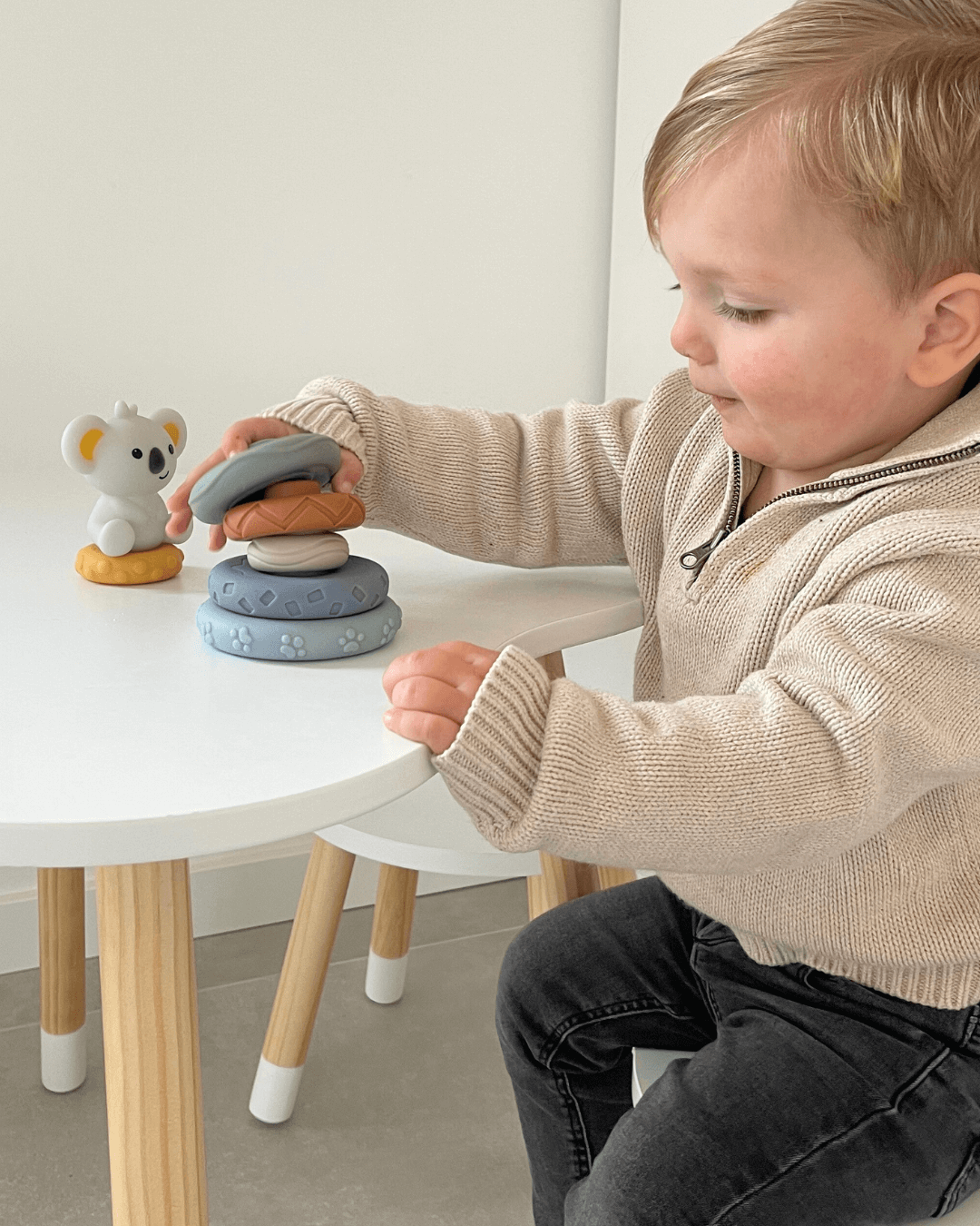 Jong kind geniet van het spelen met de Koko Siliconen Stapeltoren, bevordert fijne motoriek