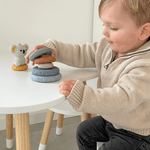 Jong kind geniet van het spelen met de Koko Siliconen Stapeltoren, bevordert fijne motoriek