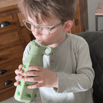 Kindje maakt gebruik van de siliconen drinkfles met schildpadjes. 
