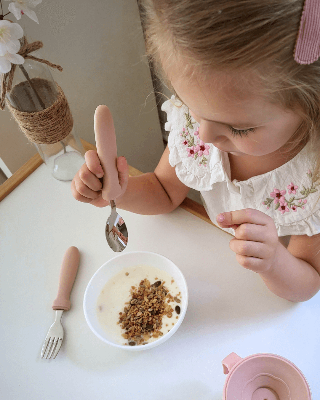 Peuter gebruikt duurzaam eetgerei voor kinderen voor zelfstandig eten
