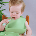 Peuter gebruikt duurzaam eetgerei voor kinderen voor zelfstandig eten