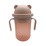 Close-up van de Magic Drinking Cup's antilek-ontwerp, veilig voor kinderen en zonder morsen.