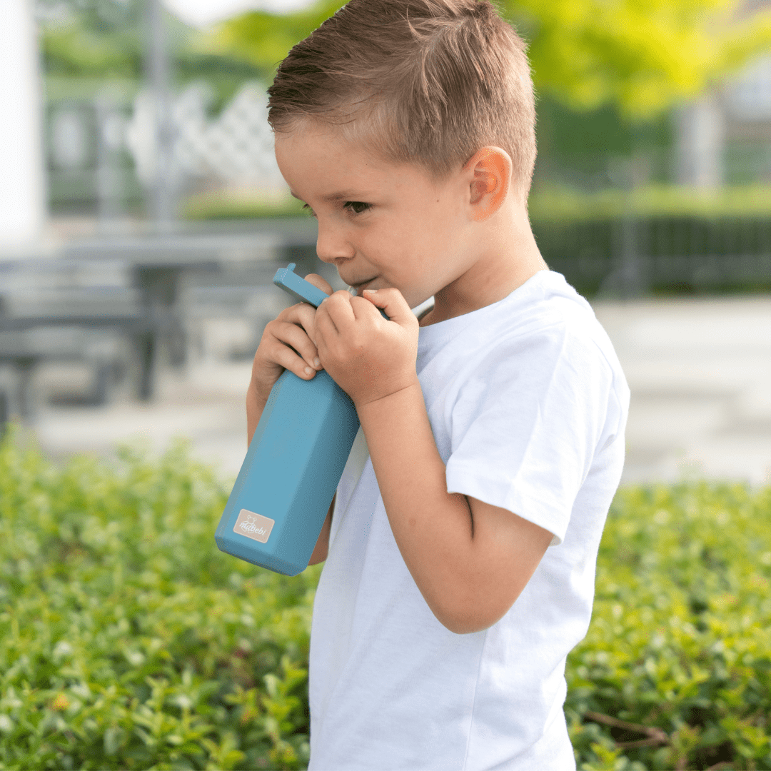 Kindje dat gebruik maakt van de blauwe drinkfles 