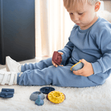 Auto en ufo speelset blauw in actie met kindje. 