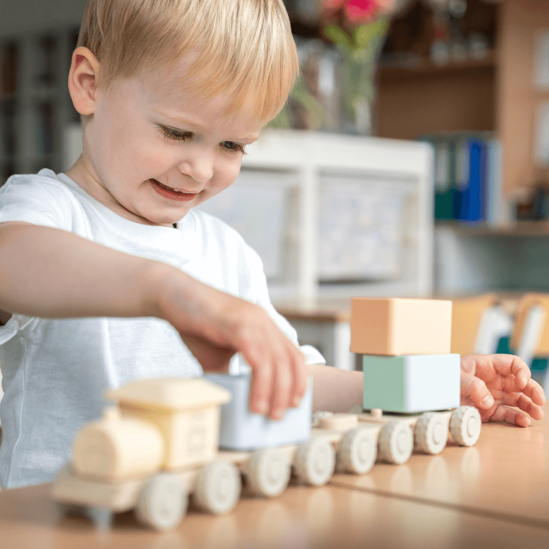 Toyama treinset in actie met kindje.