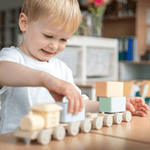 Toyama treinset in actie met kindje.