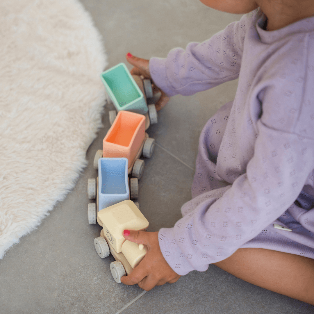 Toyama treinset in actie met kindje. 