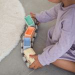 Toyama treinset in actie met kindje. 