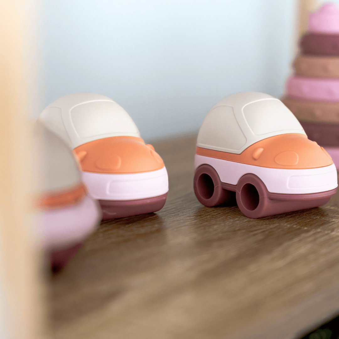 Qormi speelset auto en ufo, sfeerfoto. 