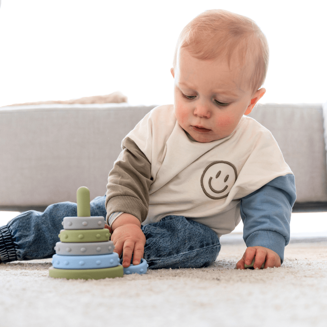 Bombala stapelringen groen in actie met kindje. 