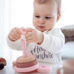 Bombala stapelringen, roze, in actie met kindje 