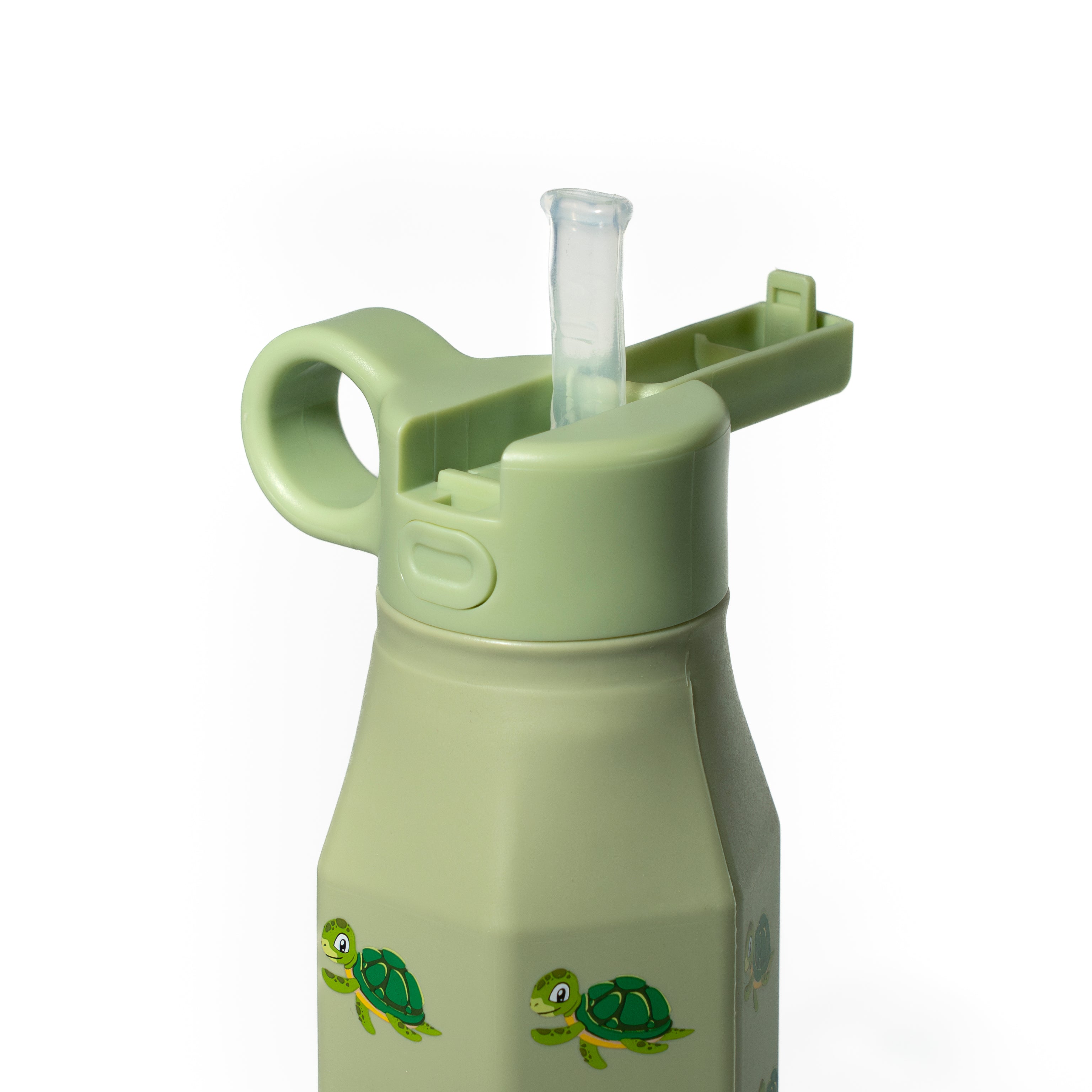 Close-u- van de dop waarbij het drinkgedeelte, het rietje en het kliksysteem duidelijk te zien is.