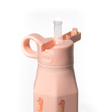 Close-up van de dop waarbij het rietje duidelijk te zien is, het drinkgedeelte. 