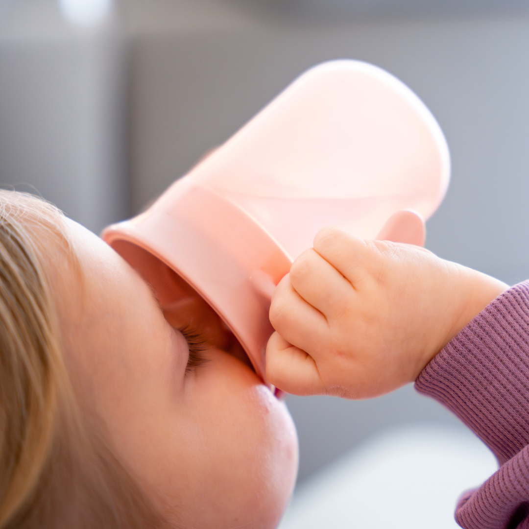 Kind drinkt moeiteloos uit magische drinkbeker met 360° drinkrand, ideaal voor zelfstandig drinken.