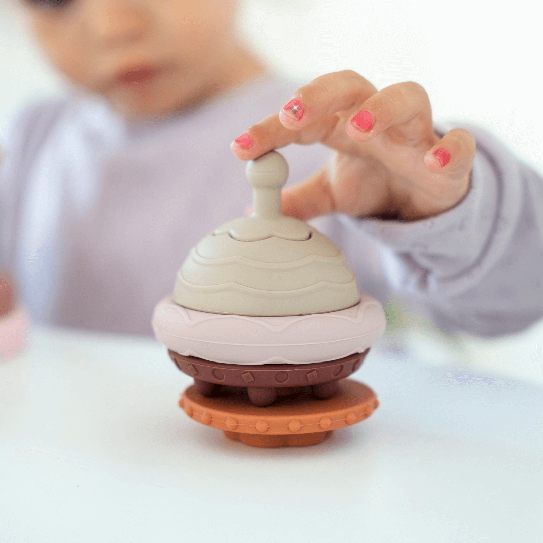 Qormi speelset ufo in actie met kindje. 