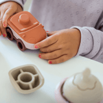 Qormi speelset roze, detail, auto in actie met kindje.