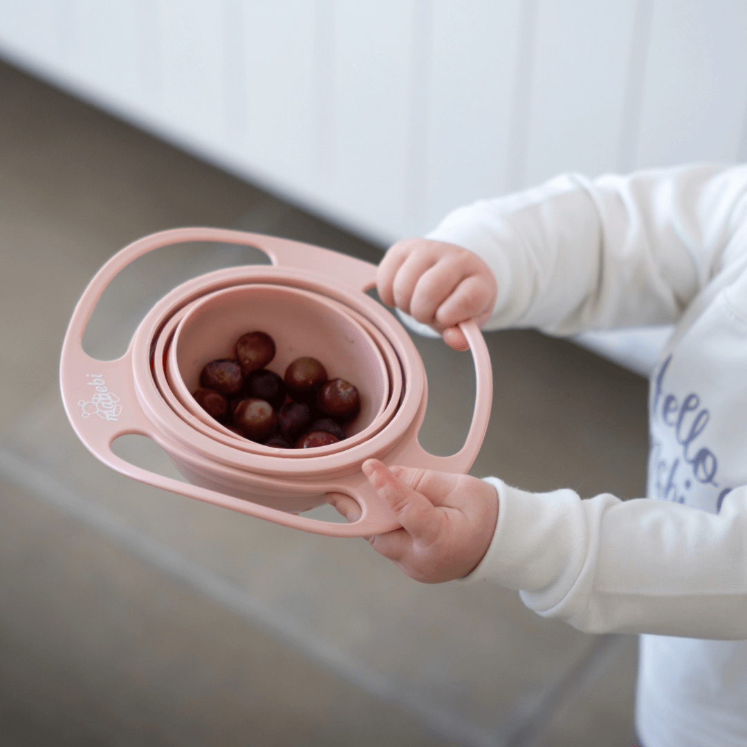 Miracle oefenkom roze, in gebruik vaneen kindje dat aantoont dat het kommetje mooi recht blijft.